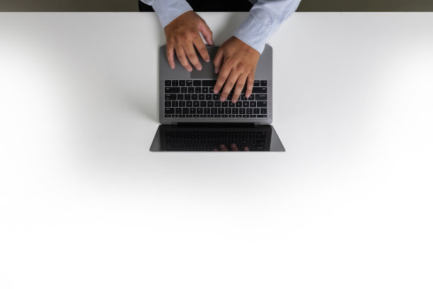 人快乐使用电脑笔记本顶部视图头顶复制工作空间工作场所规划顶部的想法图片下载