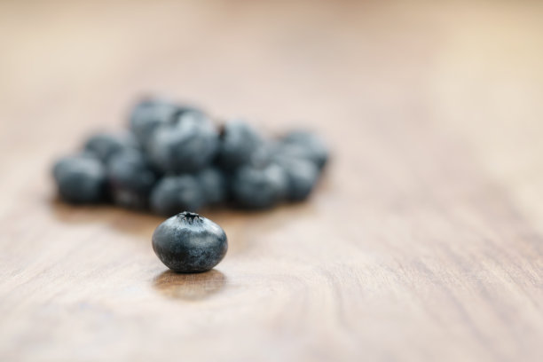 木桌上新鲜的花园蓝莓图片下载