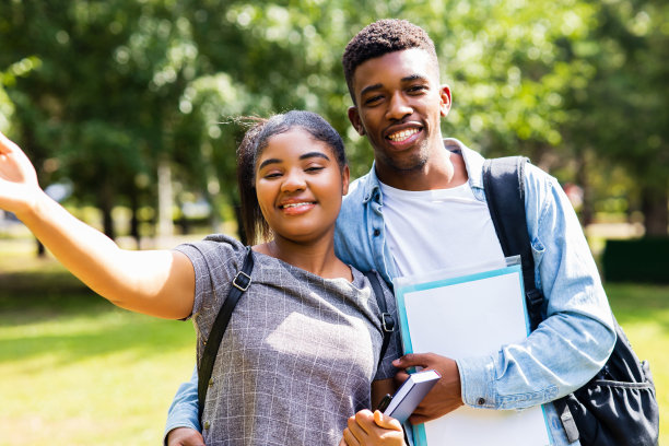 阳光明媚的日子里，非洲裔美国朋友在校园里的公园里自拍图片下载