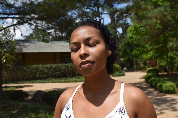 一个美丽的有色女人沉思的肖像，背景是天上的树图片下载