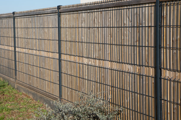 栅栏棕色木和钢高栅栏私人住宅郊区木保护家园图片下载