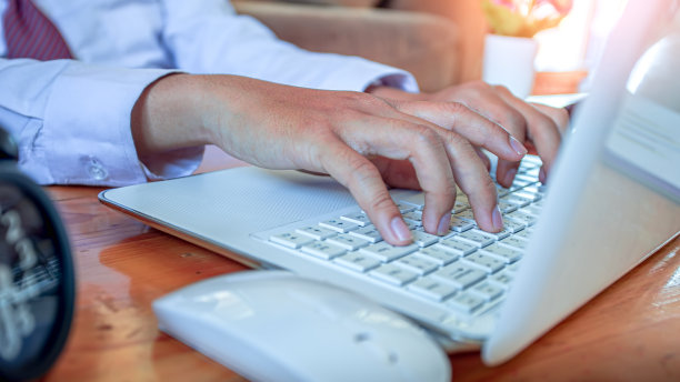 商务人士在笔记本电脑上工作，经营理念。图片下载