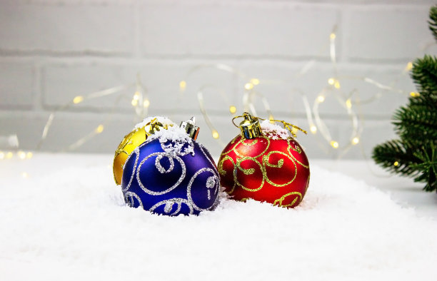 圣诞玩具上的浅色背景，在人造雪。图片下载