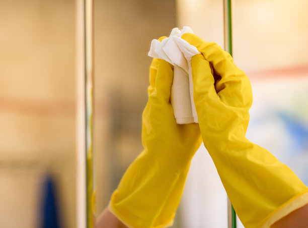 在家打扫卫生，在浴室里洗镜子图片下载