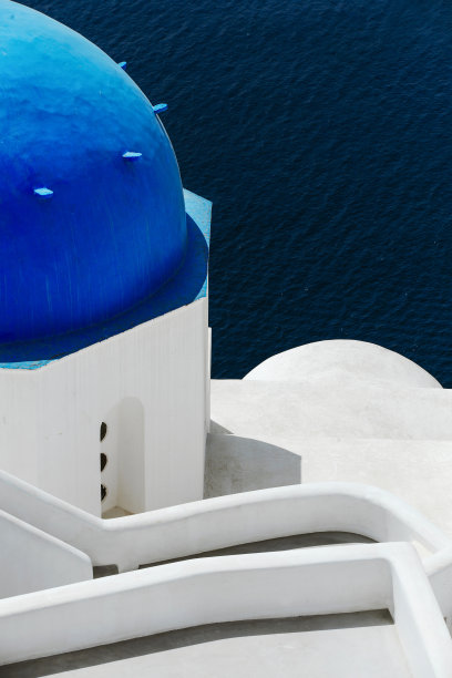 希腊基克拉迪群岛圣托里尼岛上的白色和蓝色教堂图片下载