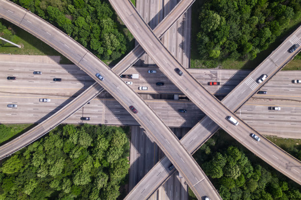 公路交叉路口与交通交叉路口的鸟瞰图。图片下载