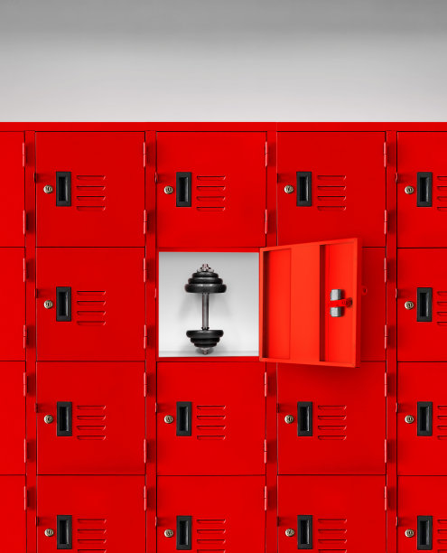 哑铃在体育馆的红色储物柜里图片下载