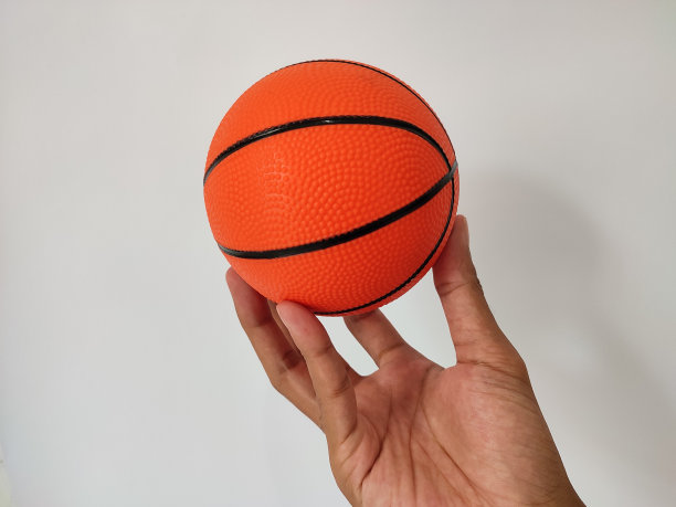 手持小篮球图片下载