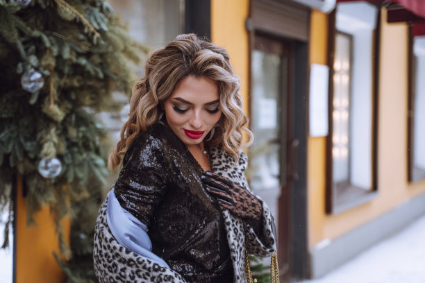 冬天户外的时髦女人图片下载