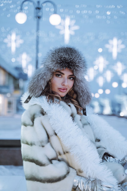冬天户外的时髦年轻女子图片下载