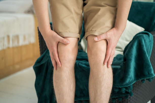 膝盖疼痛，男士在家里做自我按摩图片下载