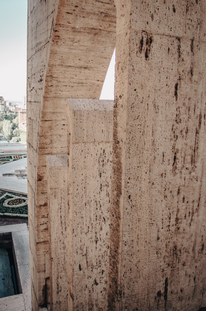 石雕装饰元素在现代建筑概念照片。图片下载