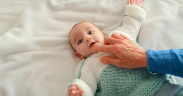 婴儿，床和父母的手与年幼的孩子，新生儿或婴儿玩早晨的优质时间，爱和关怀。家庭托儿所，安全和家庭成员与孩子，幼儿或青少年在卧室的联系图片下载