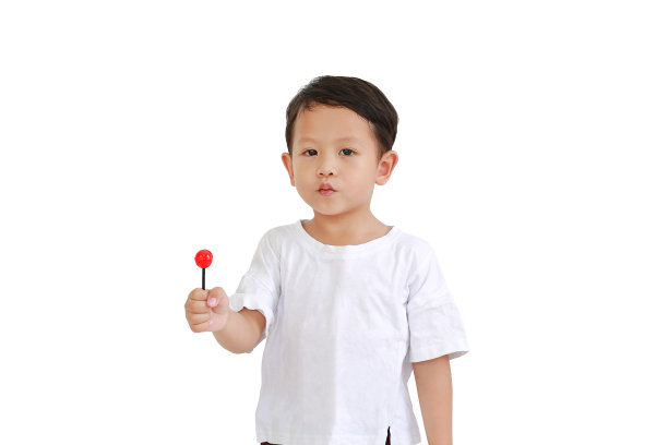亚洲小男孩在白色背景上吃棒棒糖的肖像。带有剪切路径的图像。图片下载