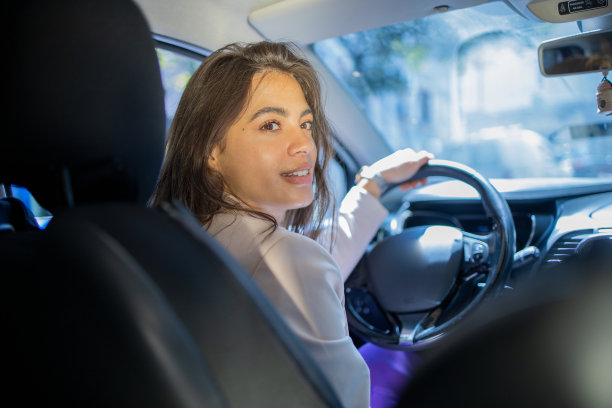 一位女士正在开车去上班的路上图片下载