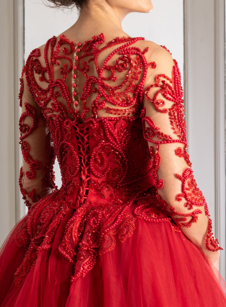身穿红色晚礼服的年轻女子看上去仍然很时髦图片下载