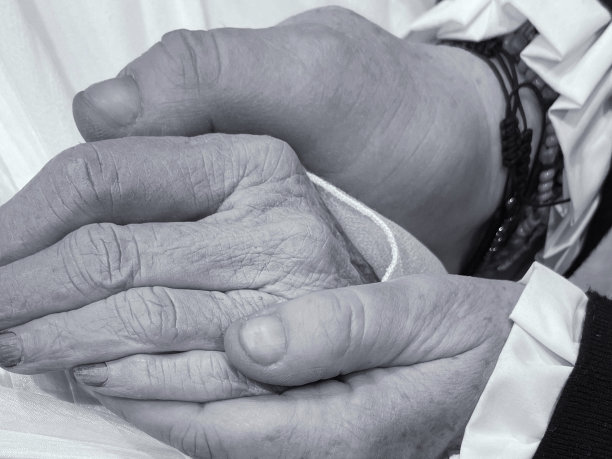 单色女儿拔罐手老年母亲医院临终特写-股票照片图片下载