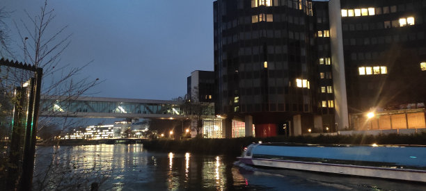 斯特拉斯堡的船和河图片下载