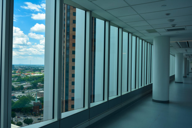 有窗户的走廊，可以看到城市的景色图片下载