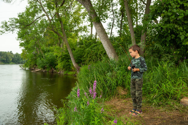 男孩在密西西比河岸边钓鱼图片下载