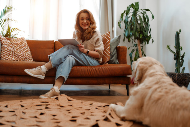 家里有狗的夫妇图片下载