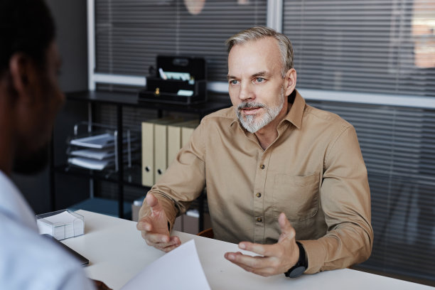 大胡子的成熟男子在面试中对招聘人员讲话图片下载