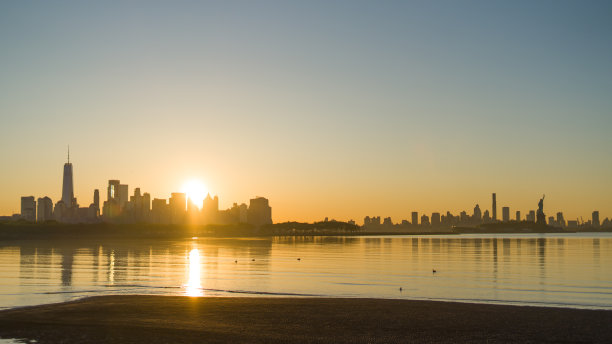 自由女神在平静的早晨水域-纽约港图片下载