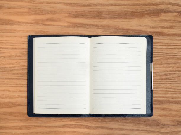 笔记本摊在桌上图片下载