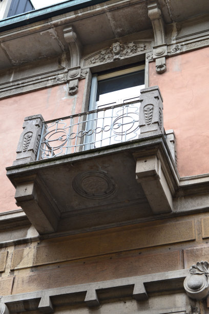 意大利北部古代住宅的立面。阳台和水泥浮雕。图片下载