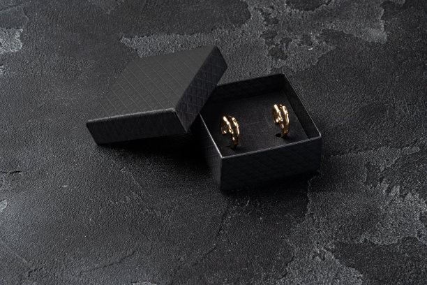 灰色背景上的小首饰盒特写图片下载