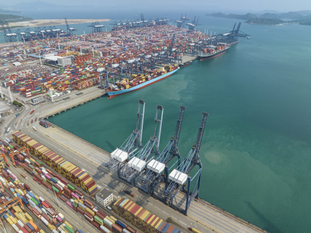 中国深圳市盐田港船舶港制造物流货物集装箱船鸟瞰图。进出口业务物流国际化。图片下载