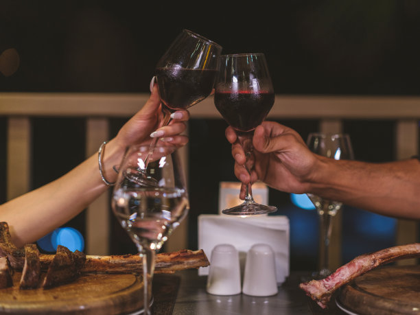 一对夫妇在庆祝会上喝酒图片下载