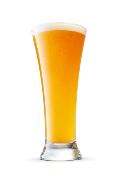 比尔森啤酒杯新鲜的黄色小麦未经过滤的啤酒与帽泡沫隔离在白色。图片下载