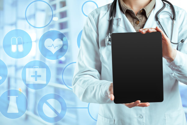 医生手里的平板电脑图片下载