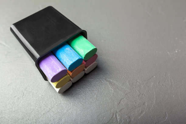 粉笔在桌子上图片下载