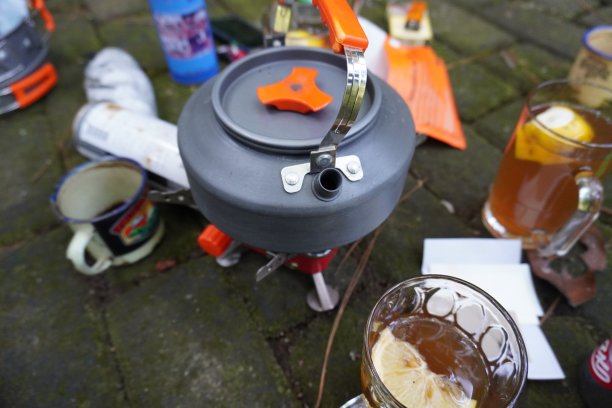 炉灶和茶壶图片下载