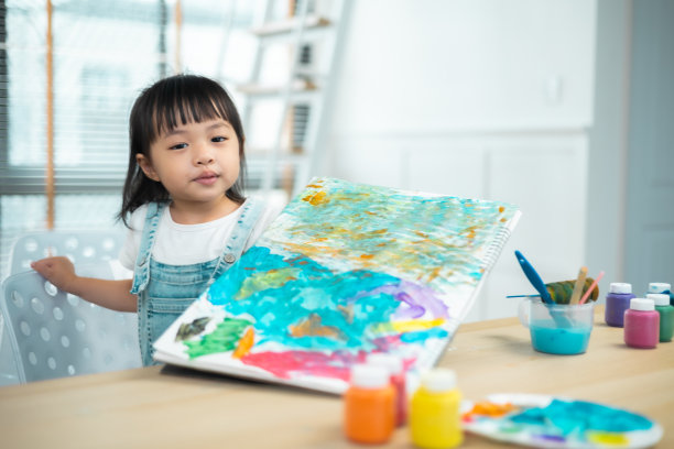 亚洲小女孩用充满快乐的时刻、艺术和教育的理念为孩子们画出色彩。关闭了孩子在家上学的绘画练习。图片下载