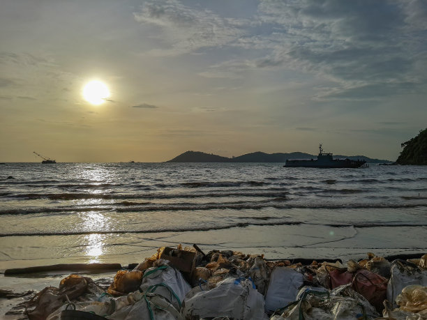 泰国罗勇府海域原油泄漏事故，志愿者清理沙滩图片下载