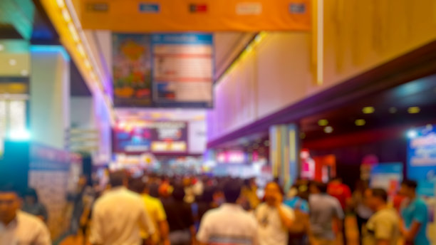 展厅里模糊的人图片下载