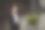 一位身穿职业装、戴眼镜的女士在笔记本上做笔记。图片下载