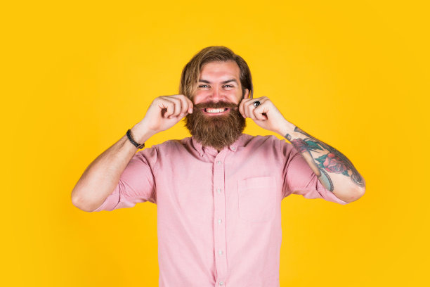 他喜欢自己的风格。快乐的穿衬衫的大胡子男人。美发师沙龙概念。真正的人类情感。留着浓密小胡子的成熟野蛮潮人。面部毛发的美容和护理。休闲时尚风格图片下载