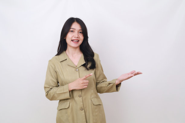 快乐的印尼年轻工人一边展示一边指着旁边图片下载