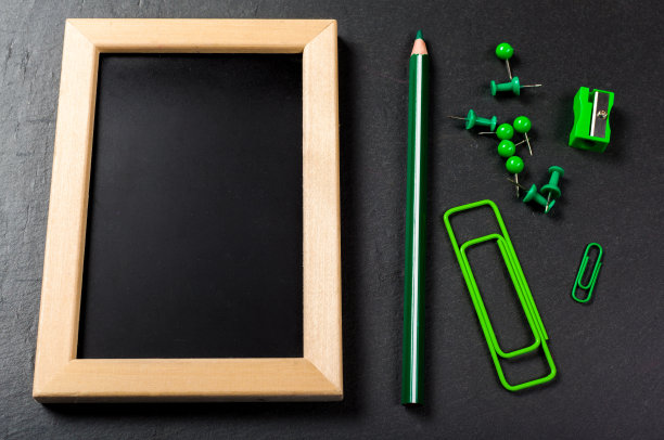 黑色背景的学校办公用品图片下载