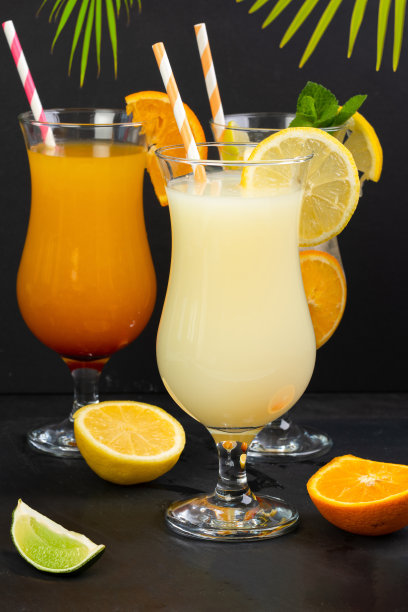 三杯清爽的水果冷饮图片下载