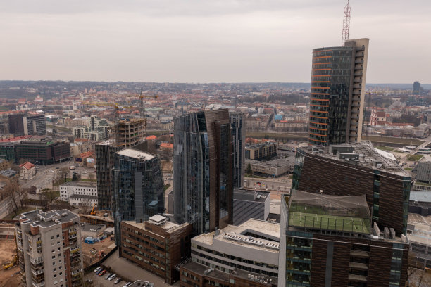 新的高层摩天大楼和旧住宅的无人机摄影。图片下载