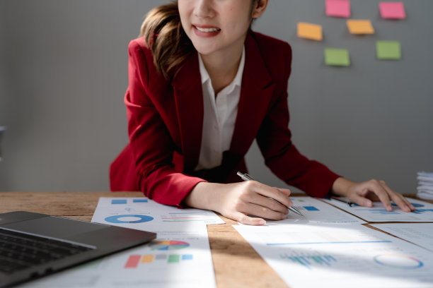 财务，计划，市场和会计，亚洲员工在工作中使用文件和计算器检查财务报表的肖像图片下载