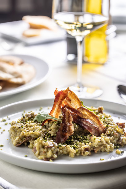 开心果和意式烟肉新鲜制作的奶油意大利烩饭。图片下载