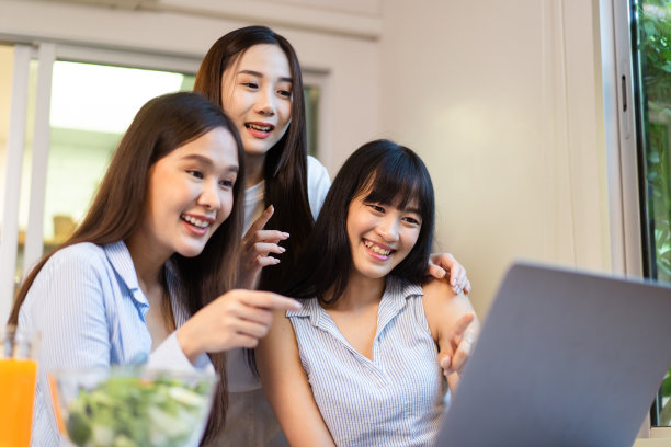 一群女学生正在讨论。图片下载