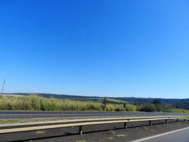 从秘鲁到巴西利亚的一辆汽车内拍摄的照片图片下载