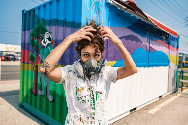 中年伊朗女性艺术家在集装箱上绘制壁画图片下载